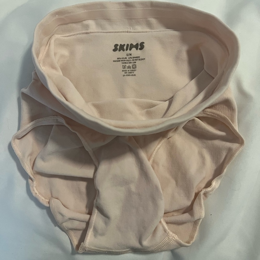 SKIMS SCULPTING MID WAIST BRIEF | QUARTZ